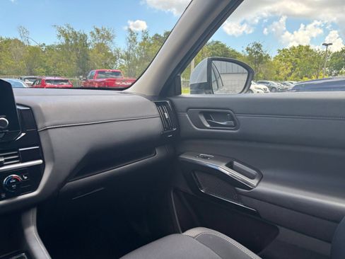 Used 2025 Nissan Pathfinder SV FWD image 38
