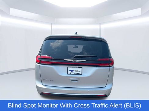 Used 2023 Chrysler Pacifica Touring-L FWD image 5
