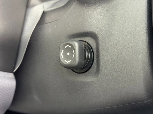 Used 2021 Toyota Sienna Limited image 19