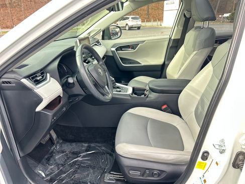 Used 2020 Toyota RAV4 Limited image 17