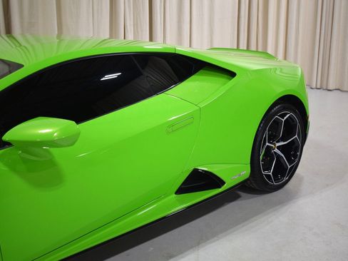 Used 2020 Lamborghini Huracan EVO image 2