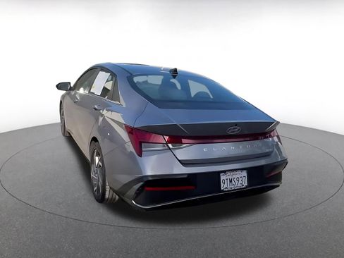Used 2025 Hyundai Elantra Limited image 11