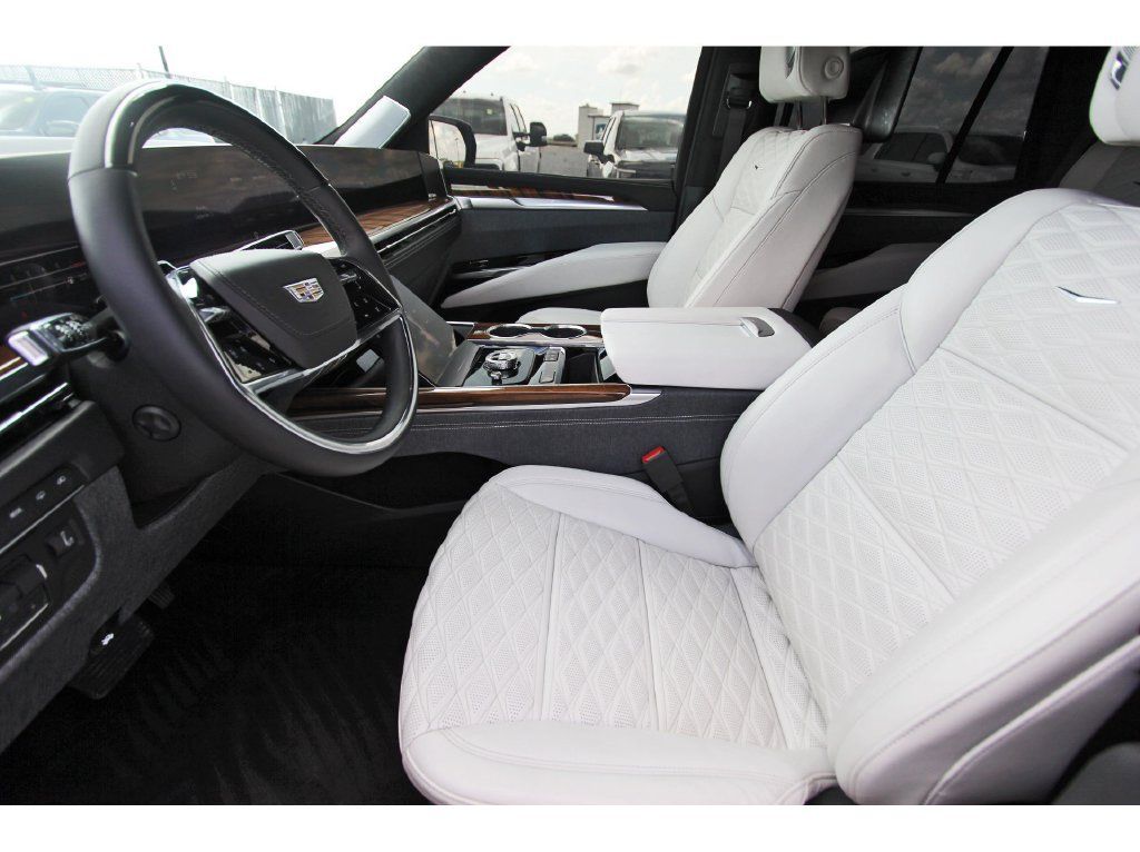 Used 2026 Cadillac Escalade Platinum Sport w/ LPO, ONYX Package AWD/4WD image 6