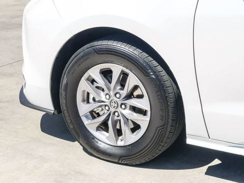 Used 2023 Toyota Sienna XLE FWD image 10