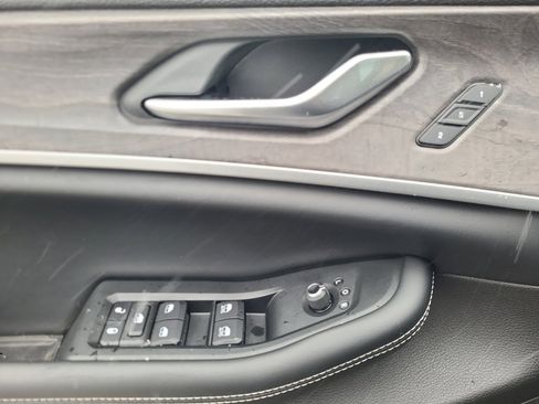 Used 2023 Jeep Grand Cherokee Limited w/ Luxury Tech Group II image 36