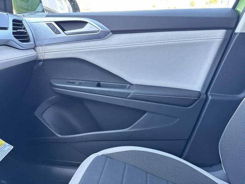 New 2026 Volkswagen Taos SE FWD image 23