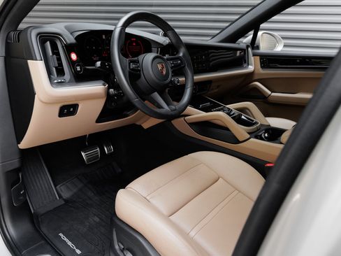 Certified 2025 Porsche Cayenne S AWD/4WD image 4
