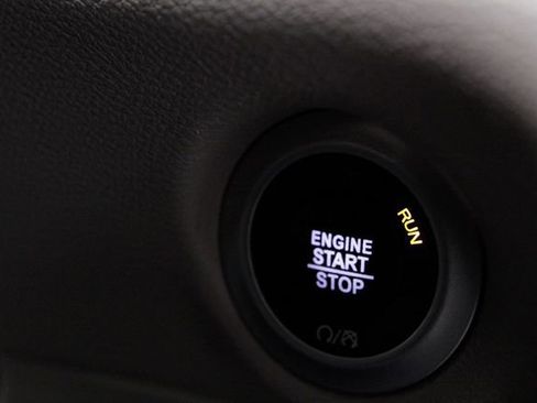 Used 2024 Chrysler Pacifica Touring-L image 32