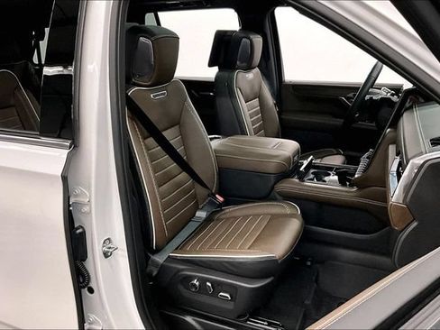 Used 2025 GMC Yukon Denali Ultimate AWD/4WD image 8