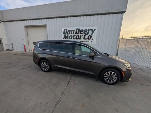 Used 2021 Chrysler Pacifica Touring-L image 30