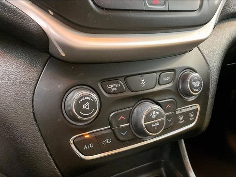 Used 2016 Jeep Cherokee Latitude w/ Comfort/Convenience Group FWD image 15