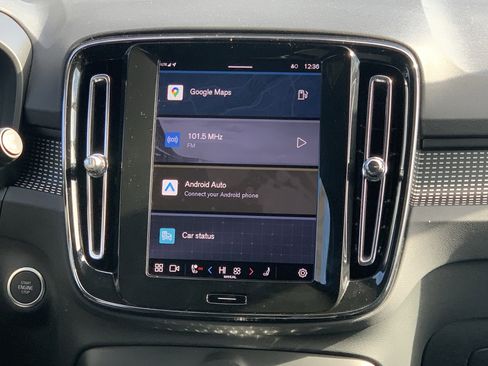 Used 2025 Volvo XC40 B5 Plus image 31