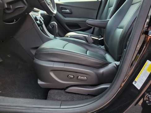 Used 2022 Chevrolet Trax LT w/ Premium Seat Package AWD/4WD image 19