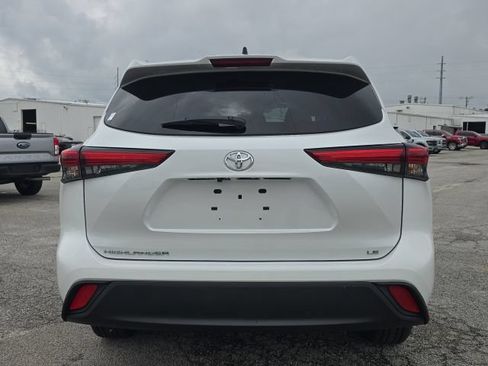 Used 2023 Toyota Highlander LE FWD image 5