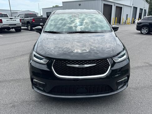 Used 2023 Chrysler Pacifica Touring-L FWD image 2