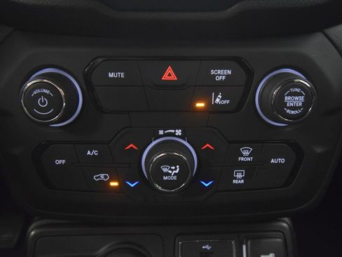 Used 2023 Jeep Renegade Latitude w/ Premium Group AWD/4WD image 33