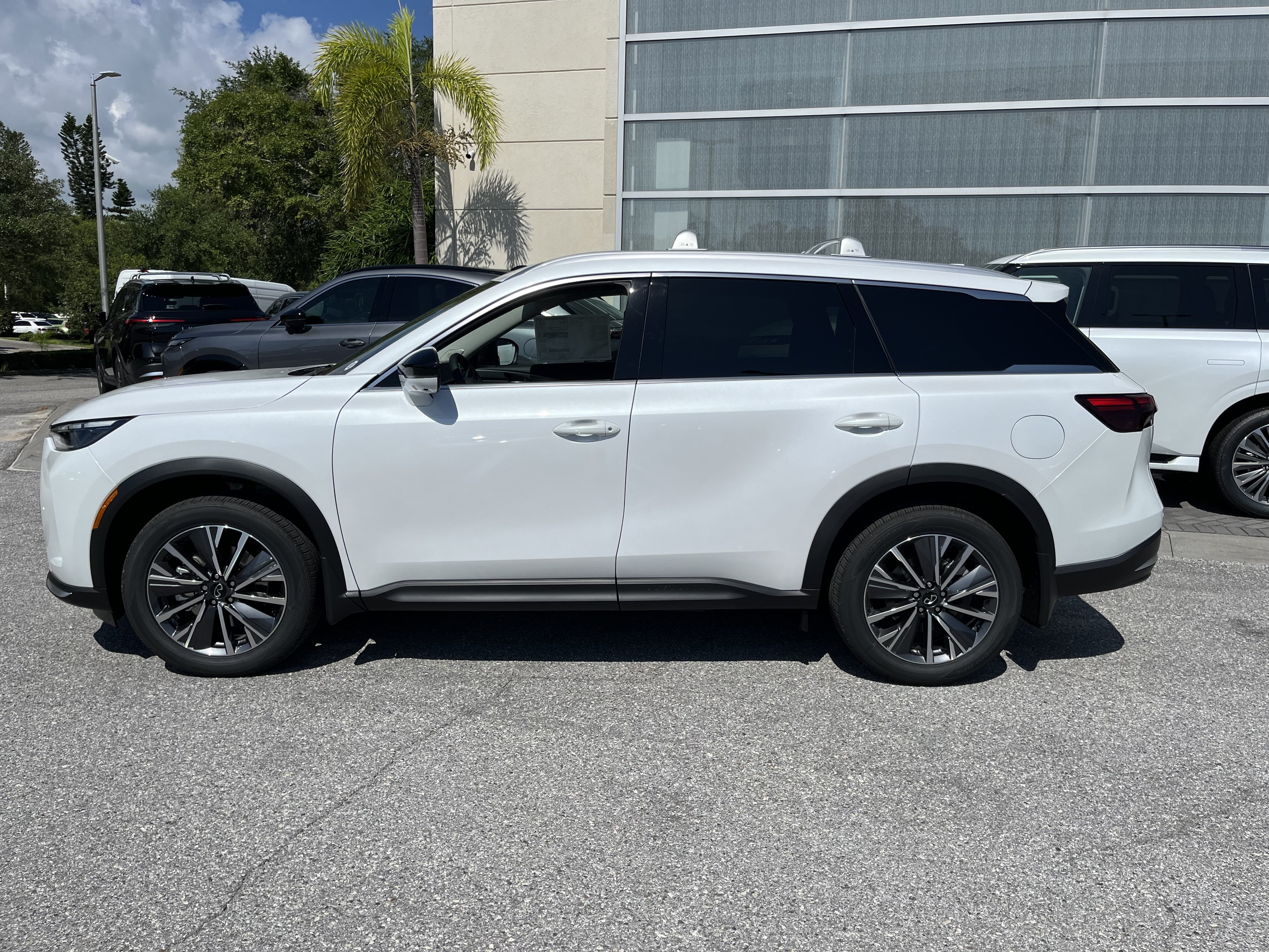 New 2027 INFINITI QX60 Luxe w/ Cargo Package FWD image 2