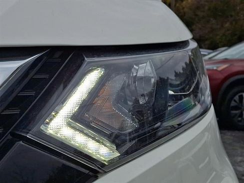 Used 2022 Nissan Rogue Sport SV w/ Technology Package image 9