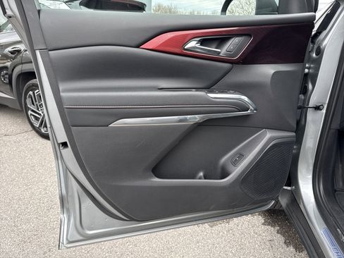 Used 2025 Chevrolet Traverse Z71 image 16