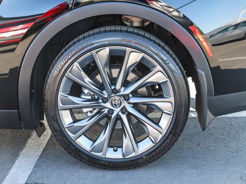 Used 2023 Toyota Crown Limited image 32