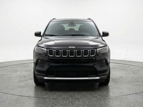 Used 2025 Jeep Compass Latitude image 2