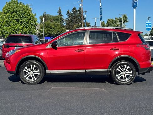 Used 2016 Toyota RAV4 LE FWD image 2