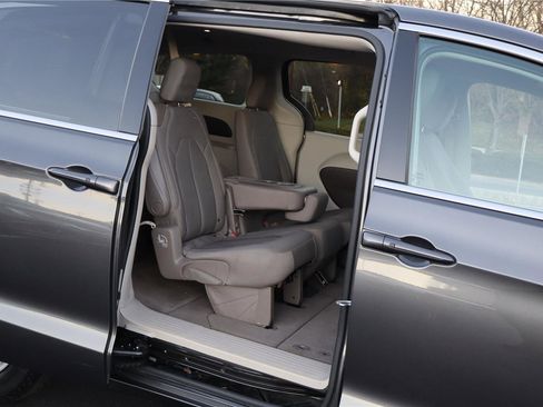 Used 2017 Chrysler Pacifica Touring w/ Tire & Wheel Group image 30