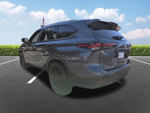 Used 2024 Toyota Highlander XLE image 6