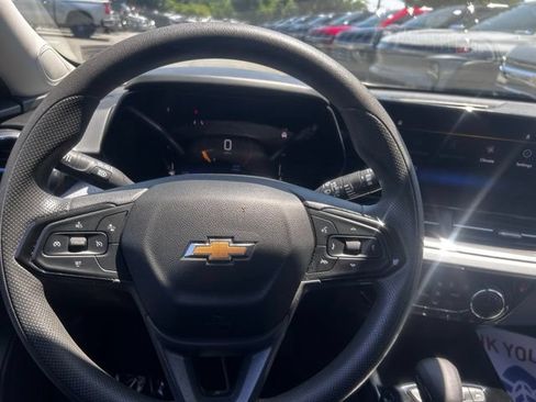 Used 2025 Chevrolet Trax LT FWD image 28
