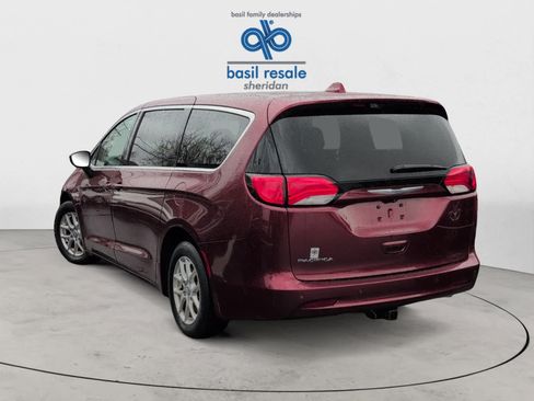 Used 2017 Chrysler Pacifica Touring FWD image 5