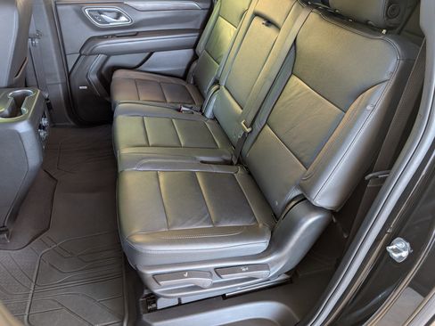 Used 2024 Chevrolet Suburban LT w/ LT Signature Package RWD image 18