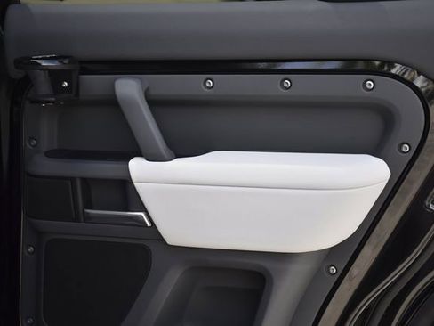 Used 2025 Land Rover Defender 110 X-Dynamic SE image 28