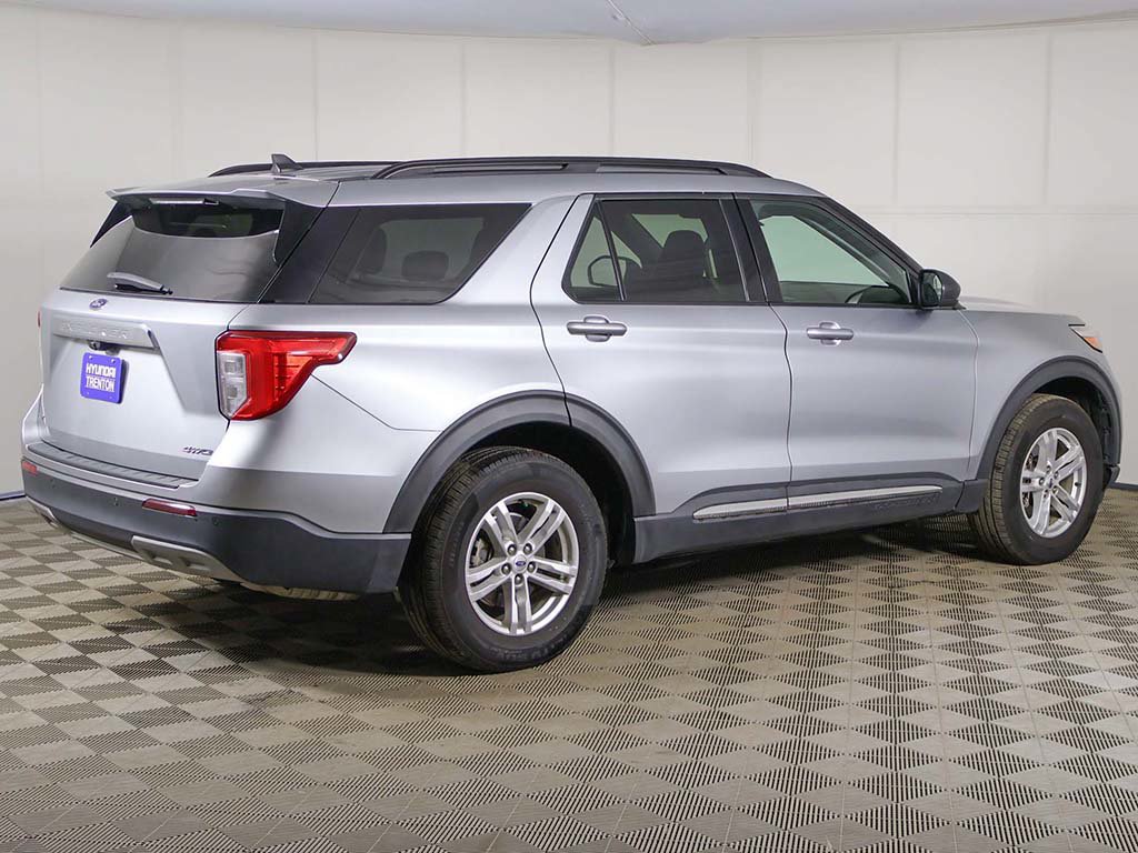Used 2022 Ford Explorer XLT w/ Equipment Group 202A AWD/4WD image 9