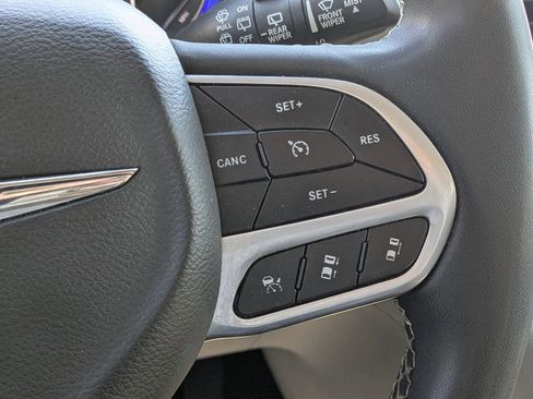 Used 2022 Chrysler Pacifica Touring-L image 26