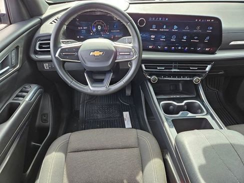 Used 2025 Chevrolet Traverse LT FWD image 12