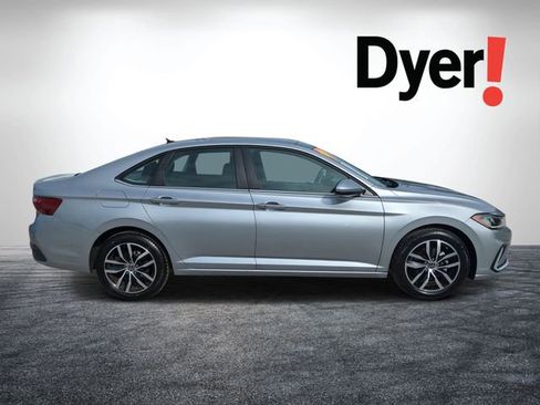 Used 2025 Volkswagen Jetta SE FWD image 2