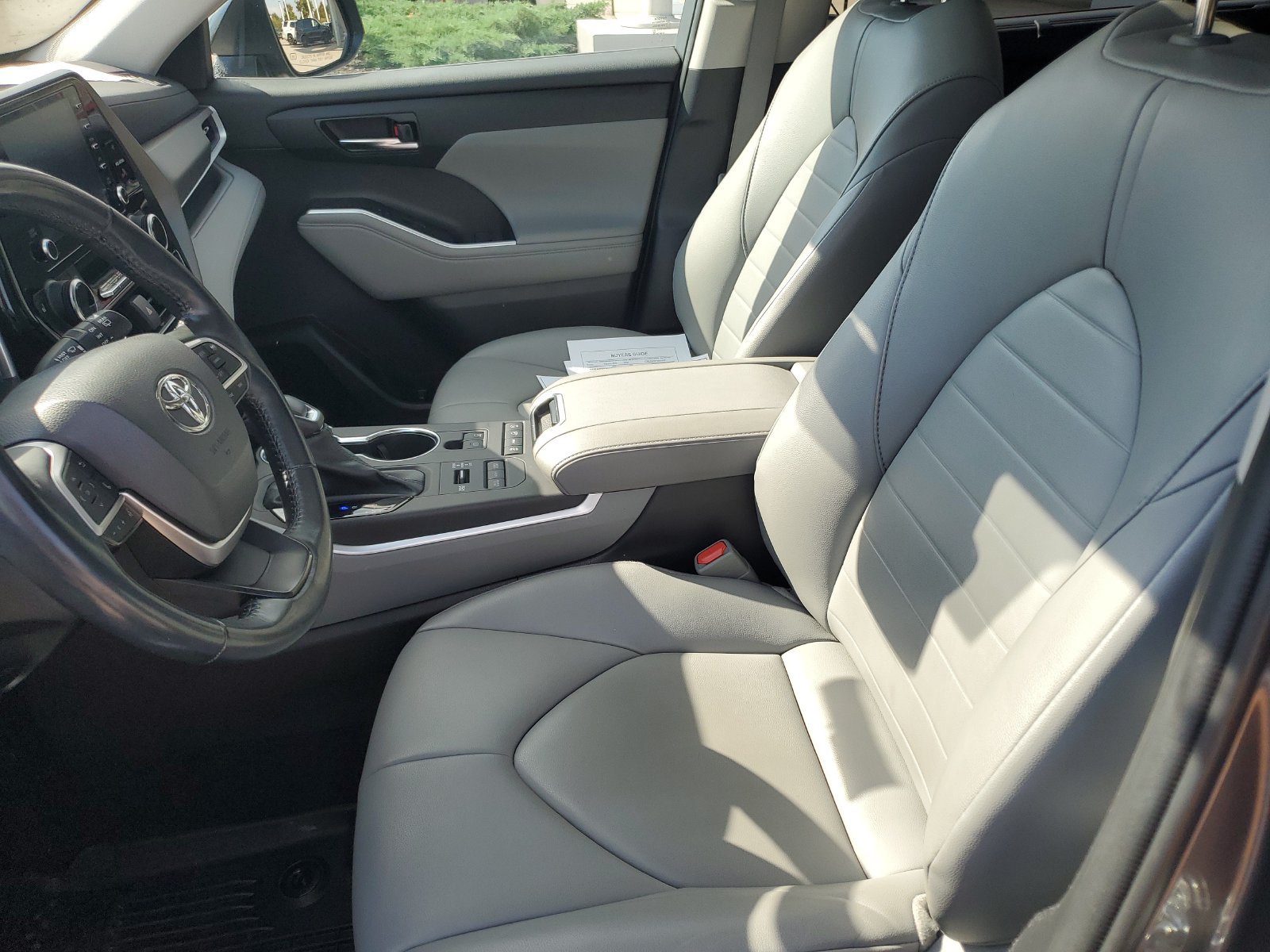 Used 2022 Toyota Highlander XLE AWD/4WD image 18