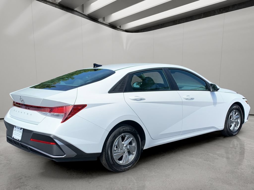Certified 2026 Hyundai Elantra SE w/ Cargo Package FWD image 5