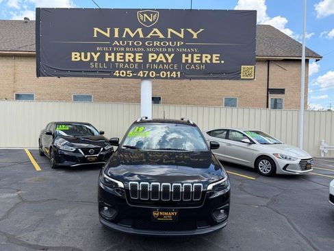 Used 2019 Jeep Cherokee Latitude Plus FWD image 2