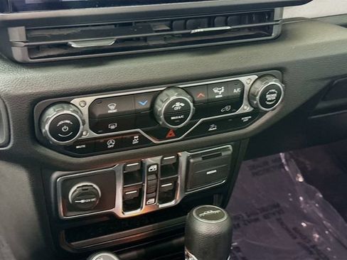 Used 2024 Jeep Gladiator Sport AWD/4WD image 15