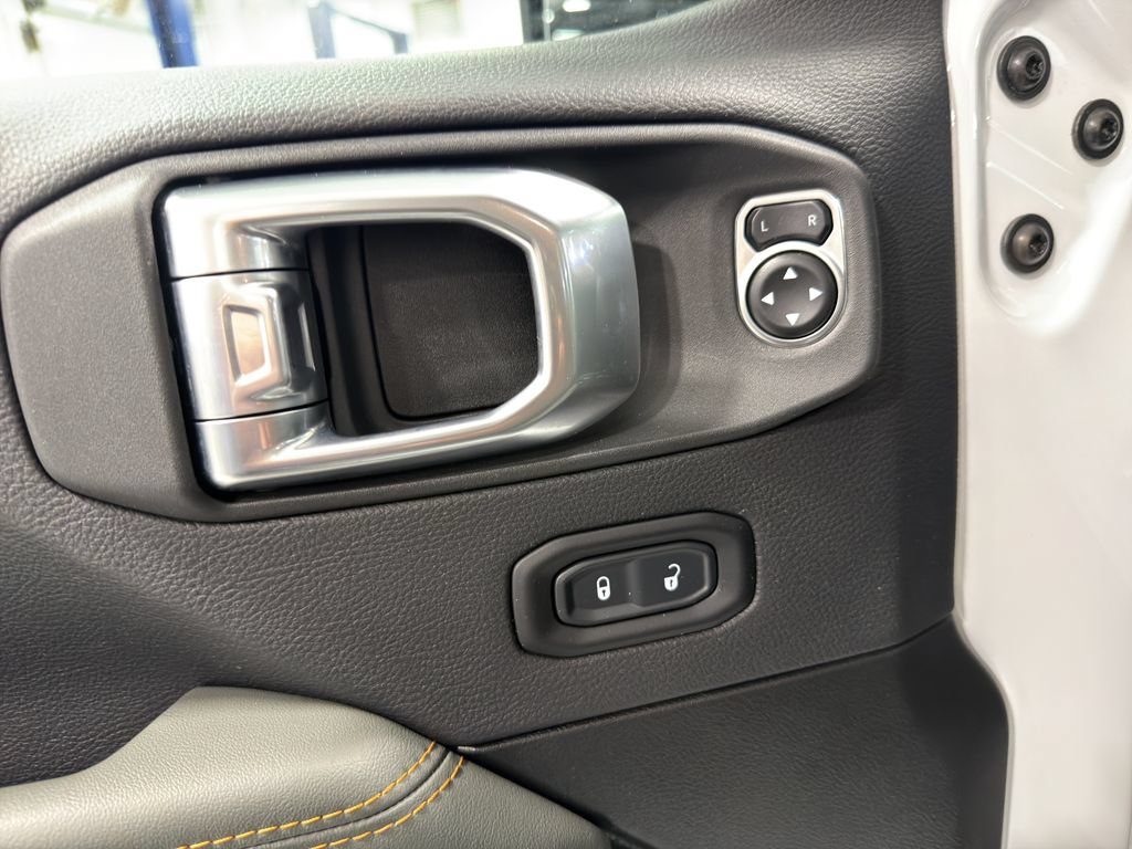 Used 2024 Jeep Gladiator Mojave AWD/4WD image 21
