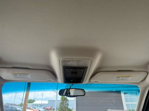 Used 2005 Ford Freestar SEL FWD image 28