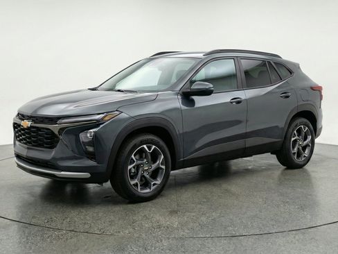 Used 2025 Chevrolet Trax LT w/ LT Convenience Package FWD image 3