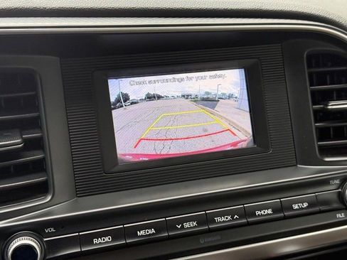 Used 2020 Hyundai Elantra SE FWD image 24