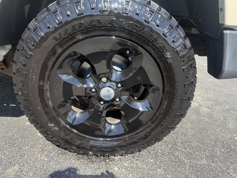 Used 2017 Jeep Wrangler Unlimited Sahara w/ Connectivity Group AWD/4WD image 31
