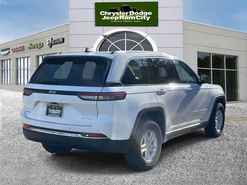Used 2023 Jeep Grand Cherokee Laredo image 6