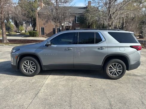 Used 2023 Chevrolet Traverse LT image 3