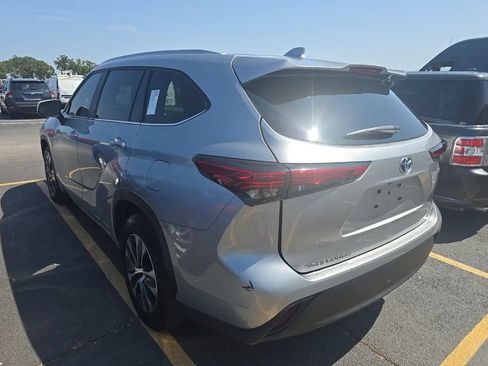 Used 2023 Toyota Highlander XLE FWD image 2
