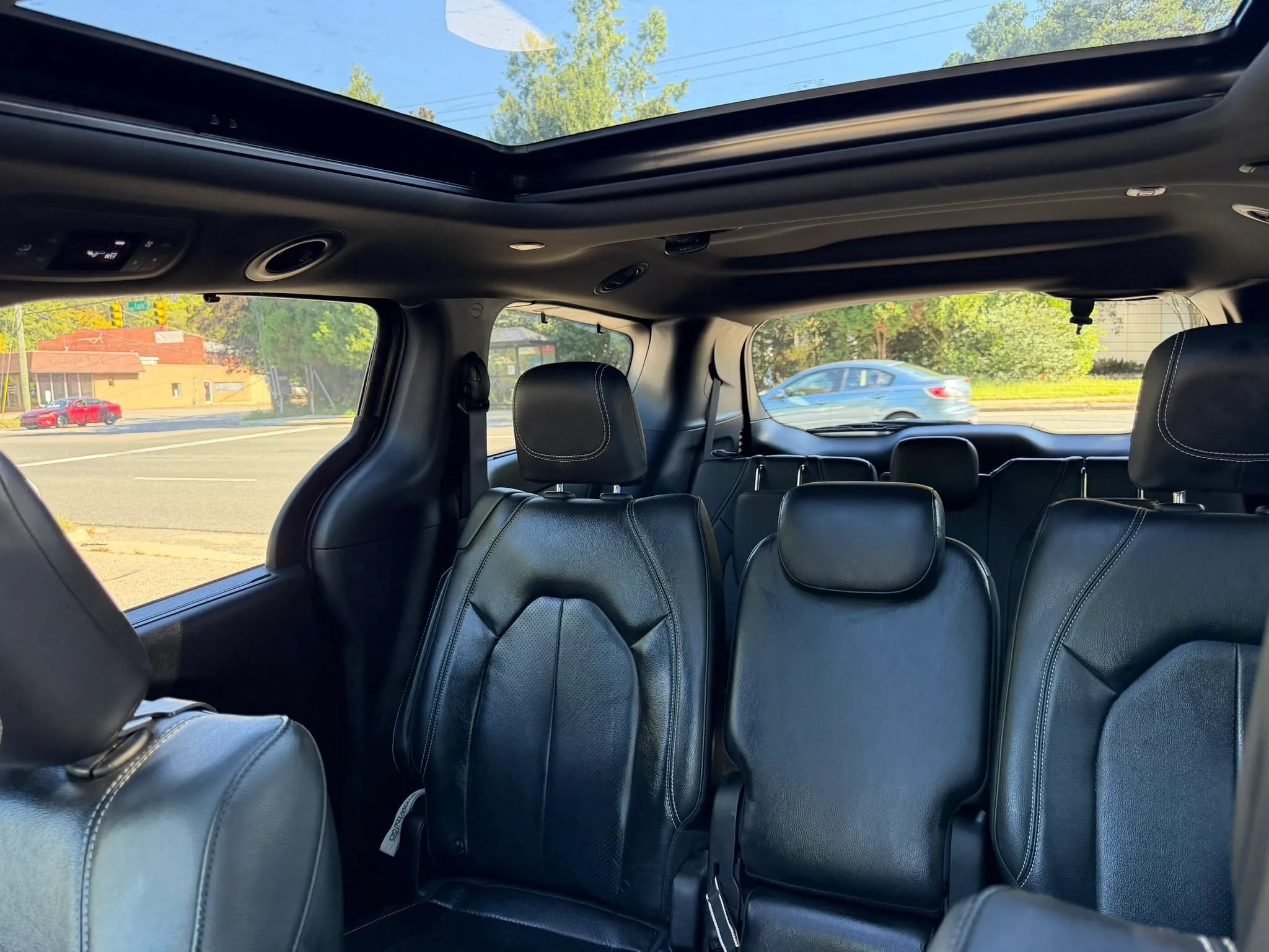Used 2020 Chrysler Pacifica Touring-L w/ S Appearance Package FWD image 19