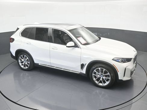 Used 2025 BMW X5 xDrive50e AWD/4WD image 56